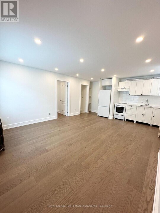 237 Lakeshore Rd E in Mississauga, ON - Building Photo