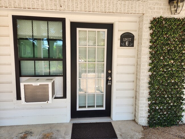 1308 E Washington Ave, Unit 3 in Navasota, TX - Building Photo - Building Photo
