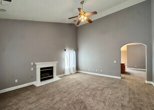 445 S 19th Ave in Lemoore, CA - Building Photo - Building Photo