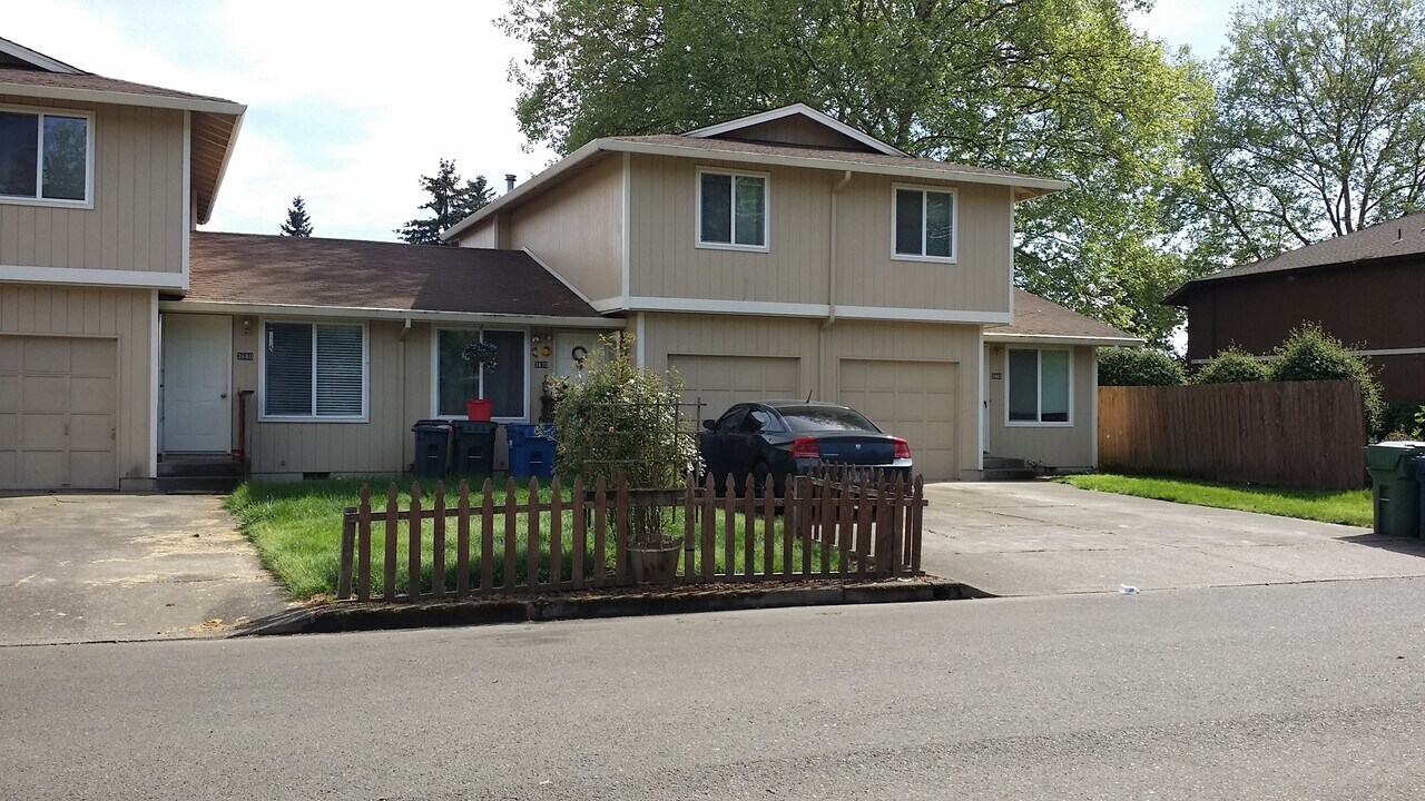 3670 Casteel Street, Unit 3670 Casteel in Hubbard, OR - Building Photo
