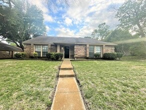 1028 Twin Falls Dr in Desoto, TX - Building Photo - Building Photo