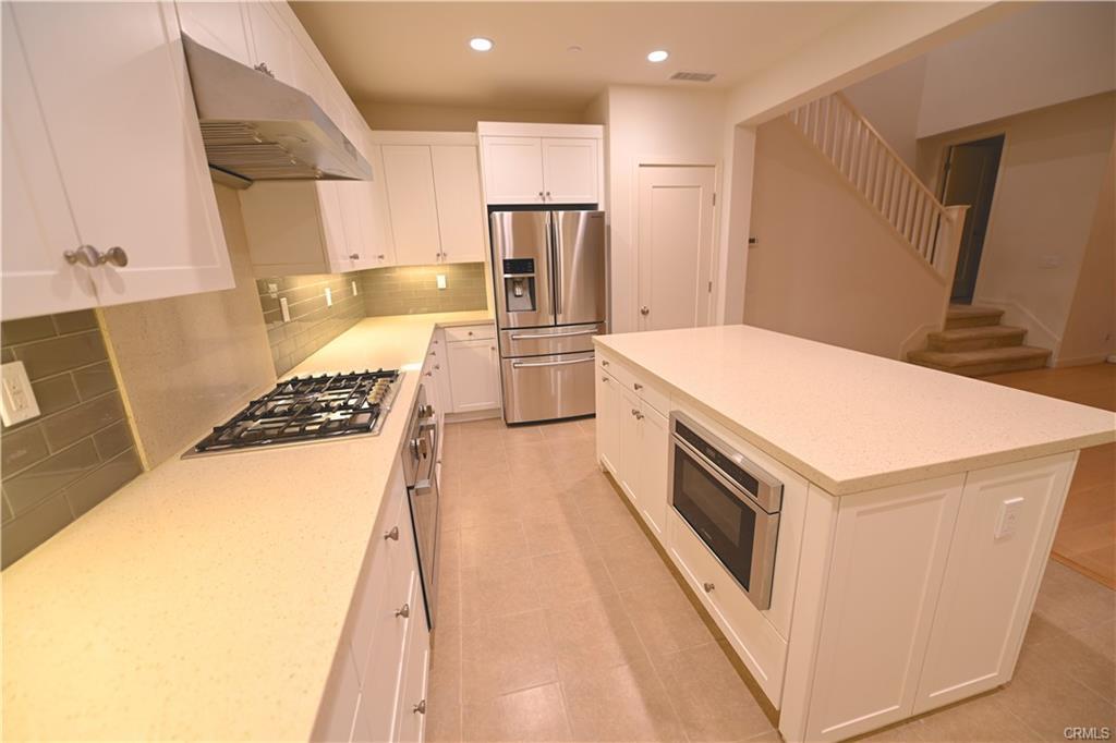 105 Holly Springs in Irvine, CA - Building Photo