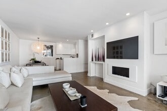 911 N Kings Rd, Unit 107 in West Hollywood, CA - Foto de edificio - Building Photo