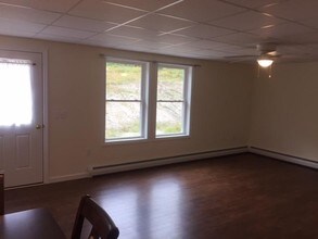 16 Acorn Way in Ellsworth, ME - Foto de edificio - Building Photo