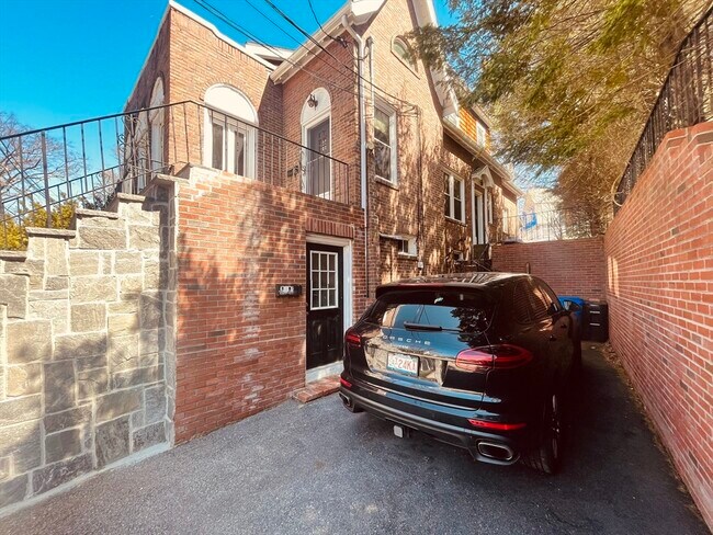 28 Wolcott Rd in Chestnut Hill, MA - Building Photo - Building Photo