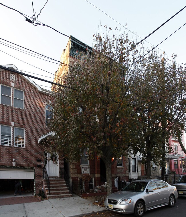 127 Ogden Ave in Jersey City, NJ - Building Photo - Building Photo