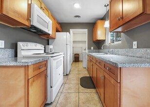 718 N Floral St in Visalia, CA - Building Photo - Building Photo