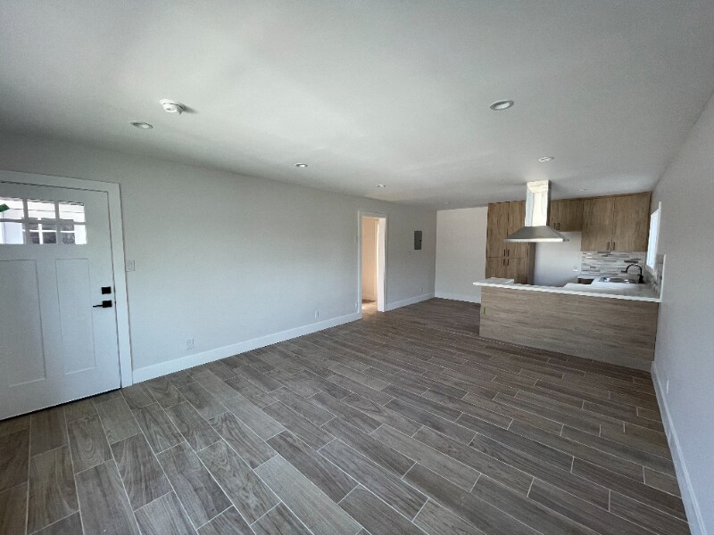 7337 Woodley Ave in Los Angeles, CA - Building Photo