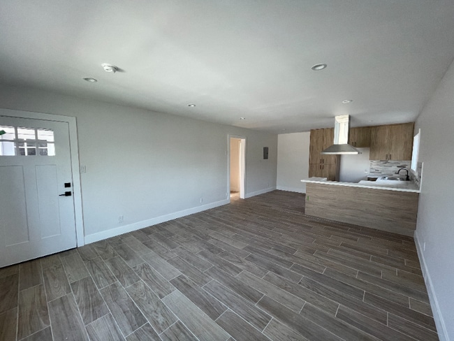 7337 Woodley Ave