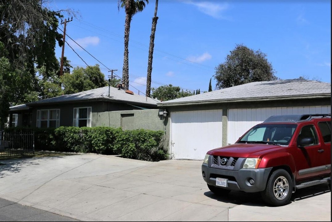 13822 Oxnard St in Van Nuys, CA - Building Photo