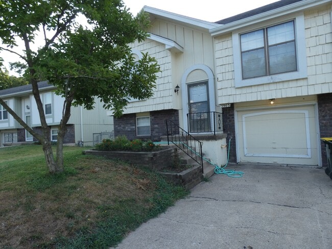 5903 Creek View Dr in Kansas City, MO - Building Photo - Building Photo