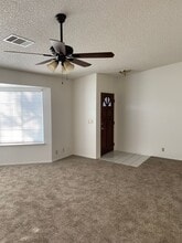 2712 Pine Castle Dr in Hanford, CA - Building Photo - Building Photo