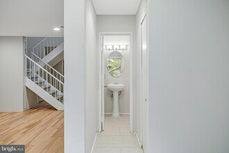 2004 Headlands Cir in Reston, VA - Foto de edificio - Building Photo