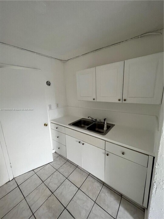 106 NW 3rd St-Unit -106 in Hallandale Beach, FL - Building Photo