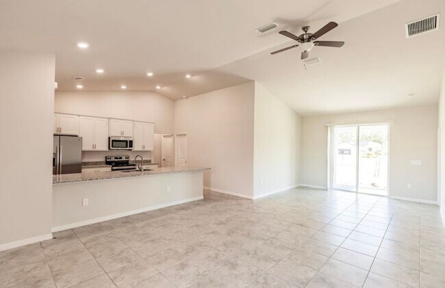 1924 NE 20th Pl in Cape Coral, FL - Building Photo - Building Photo