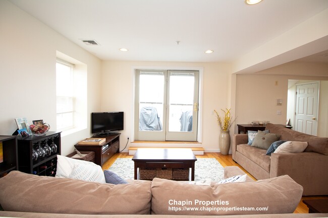 300 Washington St, Unit 4 in Brookline, MA - Foto de edificio - Building Photo