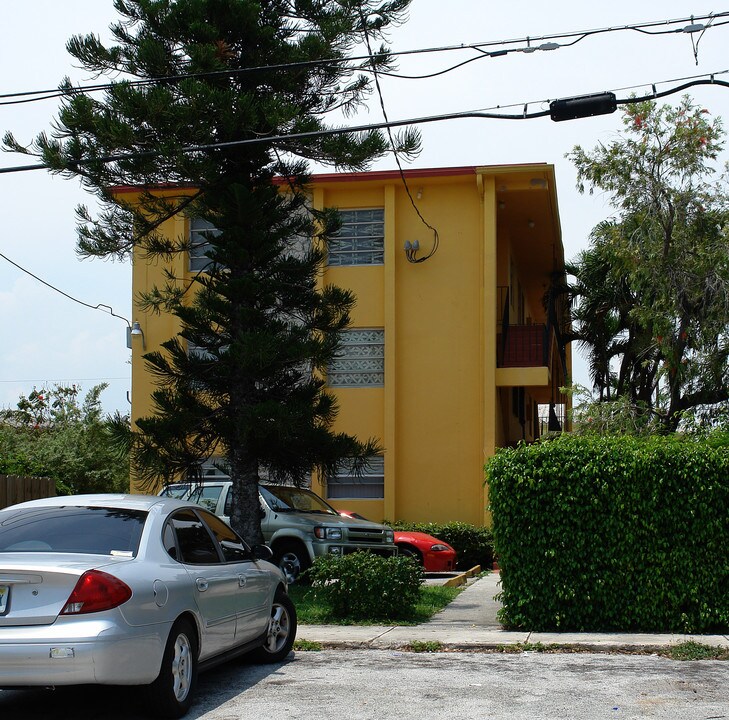 521 SW 11th St in Miami, FL - Building Photo