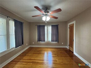 237 E Garza St in New Braunfels, TX - Foto de edificio - Building Photo