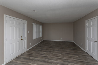 Stratford Apartments in Greenville, SC - Building Photo - Interior Photo