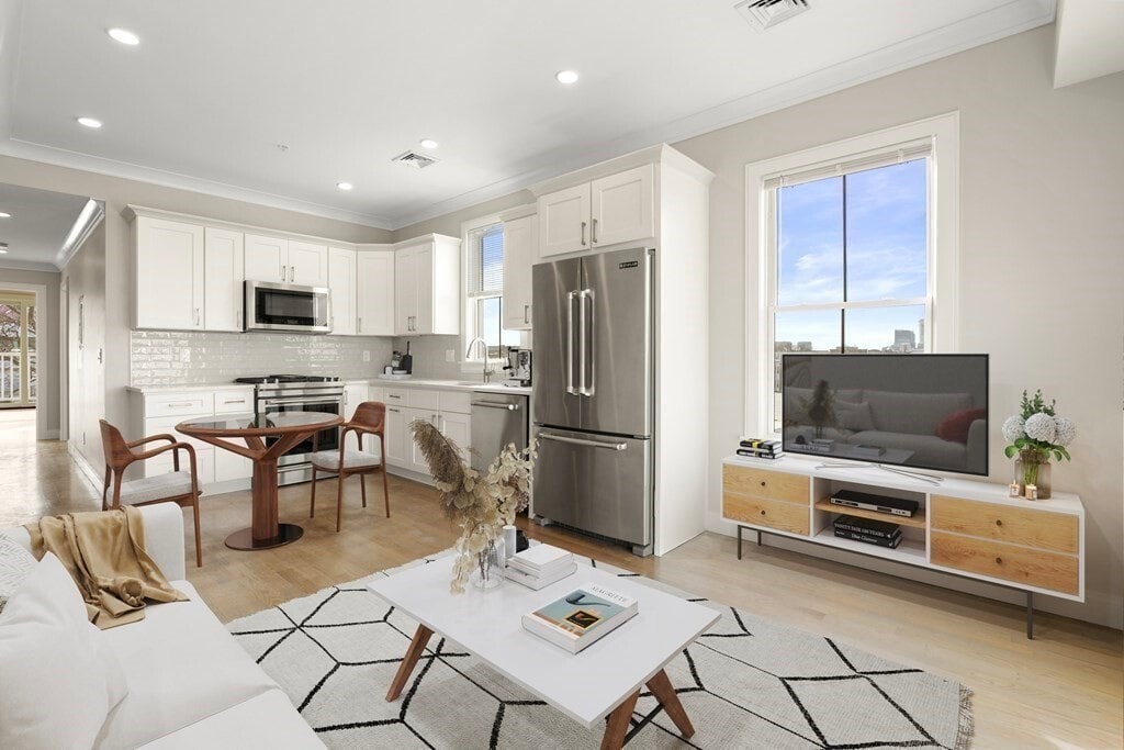 134 Chelsea St in Boston, MA - Building Photo