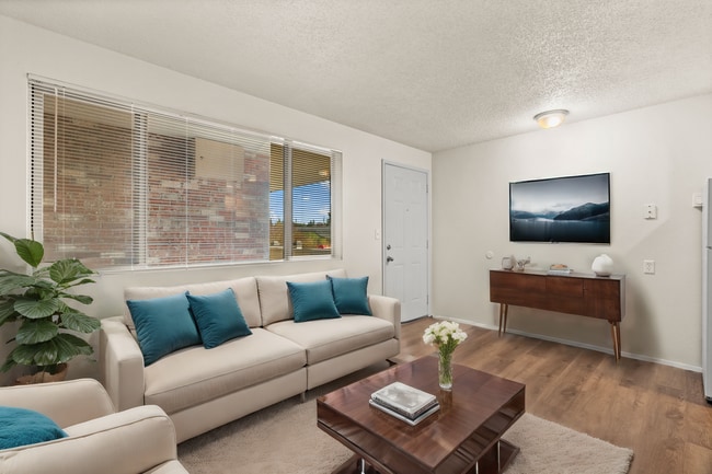 Highland Court Apartments in Tacoma, WA - Building Photo - Building Photo