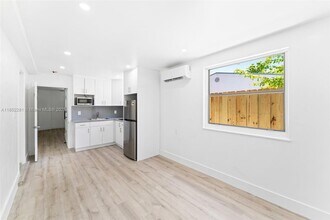 3155 SW 27th Ln in Miami, FL - Foto de edificio - Building Photo