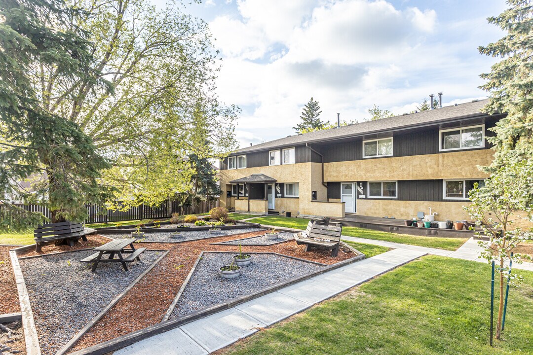 Colony Key in Edmonton, AB - Building Photo