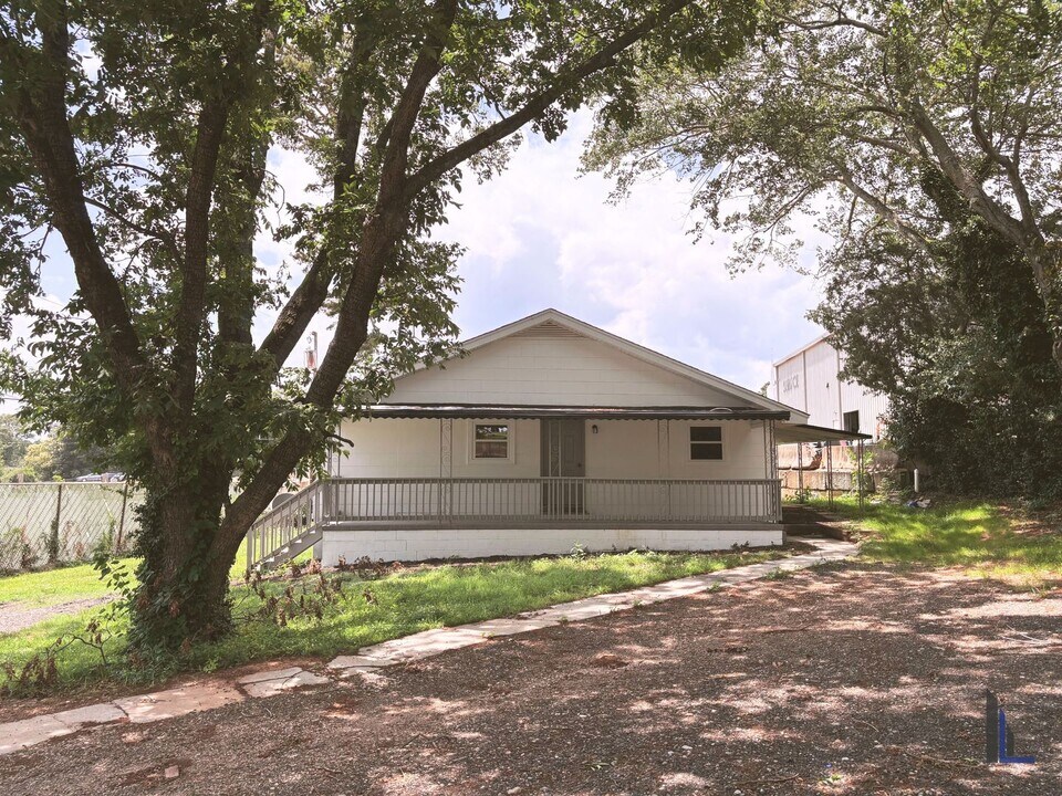 123 White Oak Rd in Greenville, SC - Building Photo