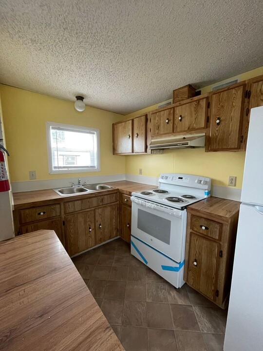 102 Benner Ln in Acton, MT - Foto de edificio