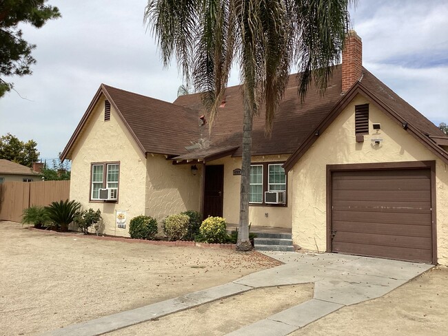 4789 E Hedges Ave in Fresno, CA - Foto de edificio - Building Photo