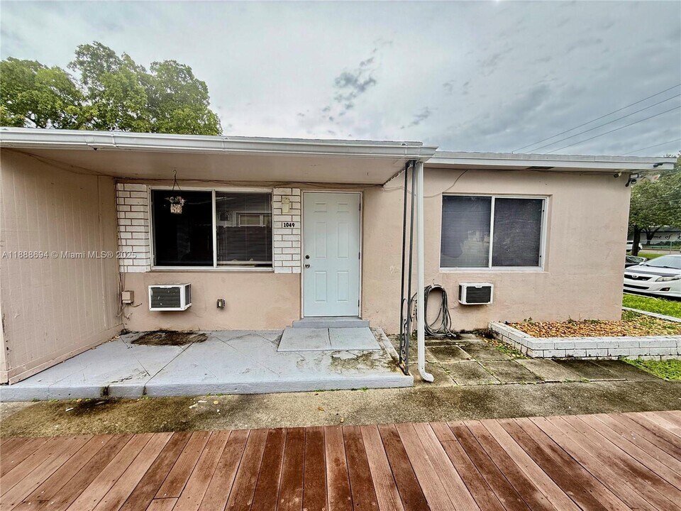 1049 SW 3rd St in Hallandale Beach, FL - Building Photo