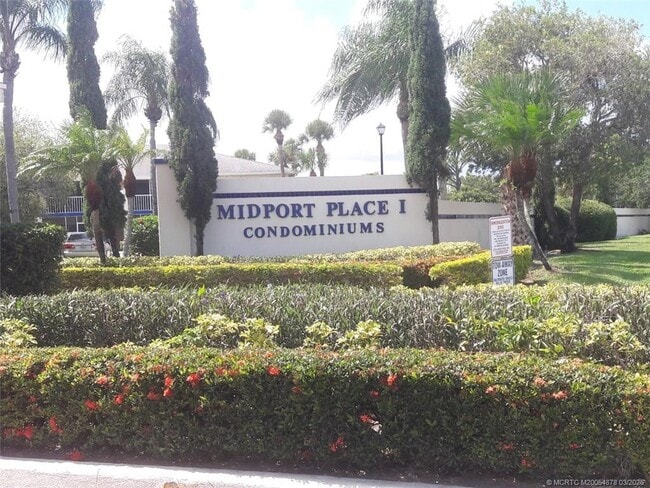 1524 SE Royal Green Cir in Port St. Lucie, FL - Building Photo - Building Photo