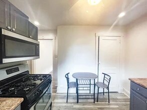 5836 Phillips Ave, Unit Apartment 1 in Pittsburgh, PA - Building Photo - Building Photo