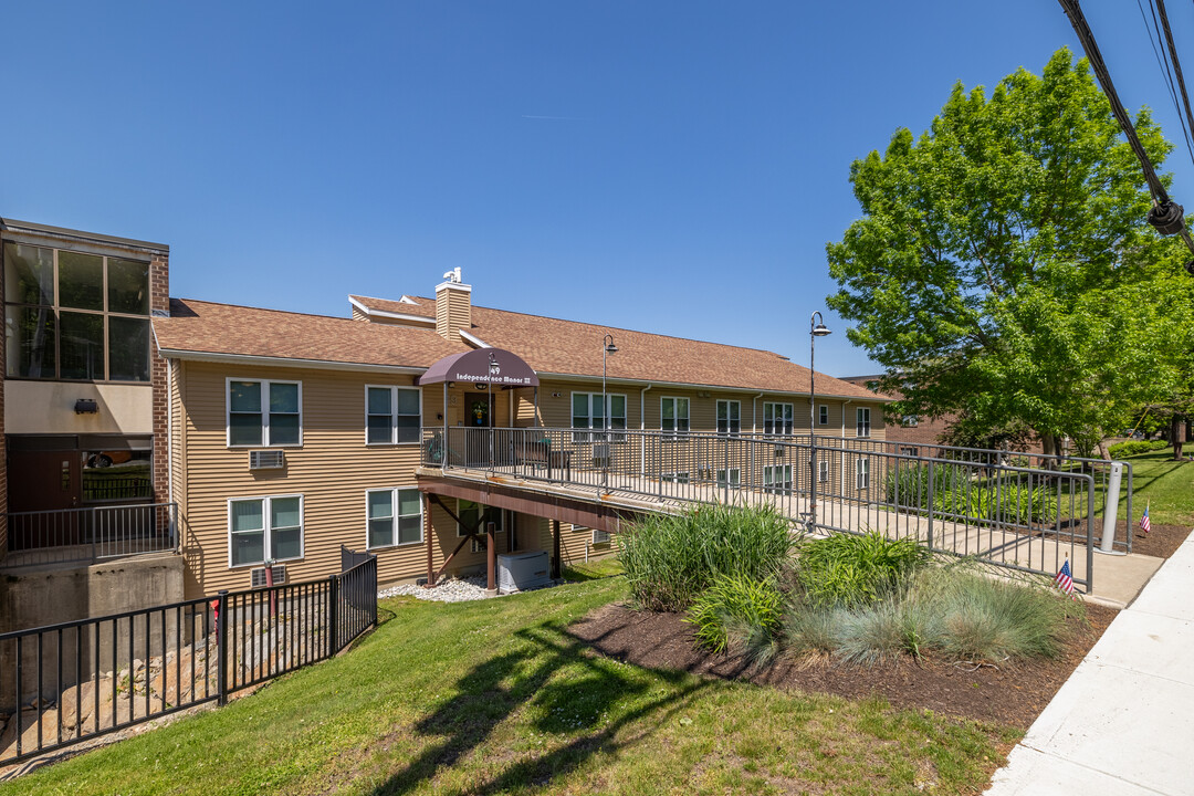 Independence Manor in Quincy, MA - Building Photo