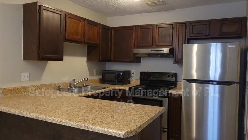 6332 W Fairfield Dr in Pensacola, FL - Building Photo