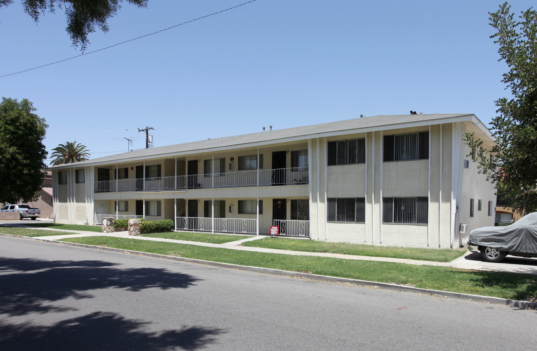 Luprinto East in Corona, CA - Foto de edificio