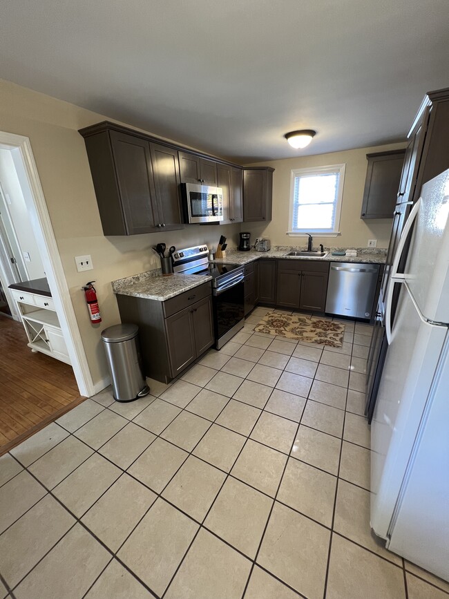 329 Turner St, Unit Upstairs in Auburn, ME - Foto de edificio - Building Photo