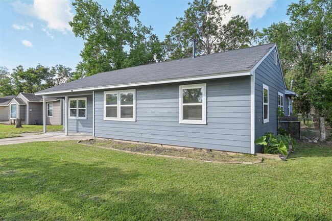 1109 San Felipe St in Angleton, TX - Building Photo - Building Photo