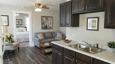 214 W Republic St in Baytown, TX - Building Photo - Building Photo