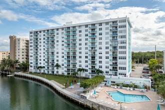 Stratford House Condominiums in North Miami Beach, FL - Building Photo - Building Photo