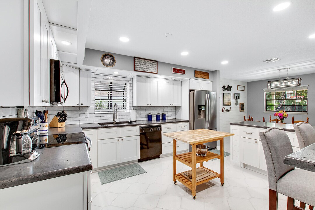 912 Blueberry Dr in Wellington, FL - Building Photo