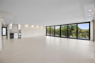 700 Coral Way, Unit 2 in Coral Gables, FL - Foto de edificio - Building Photo
