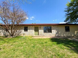 713 N Rhomberg St in Burnet, TX - Building Photo