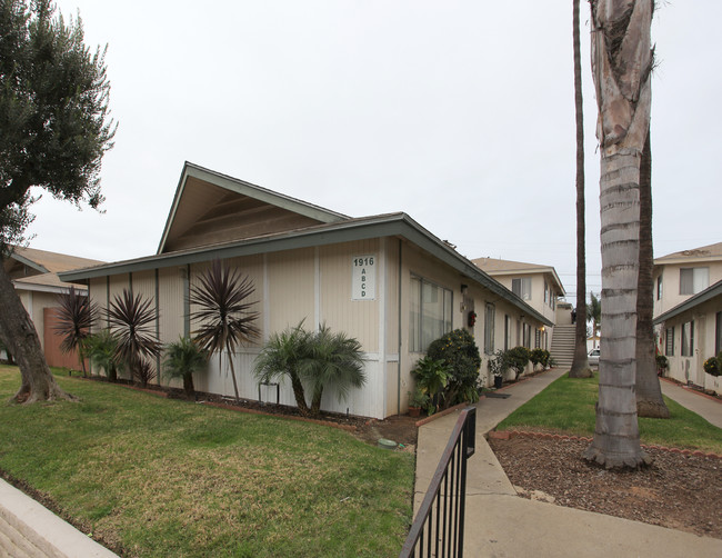 Van Linn Apartments in National City, CA - Foto de edificio - Building Photo