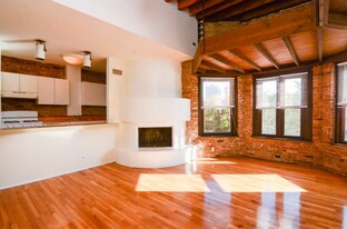 553 W Wellington Ave, Unit 2F in Chicago, IL - Building Photo