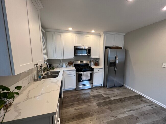 7307 Ensign Ave in Sun Valley, CA - Building Photo - Building Photo