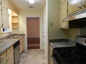 3859 McFarlane Dr in Tallahassee, FL - Foto de edificio - Building Photo