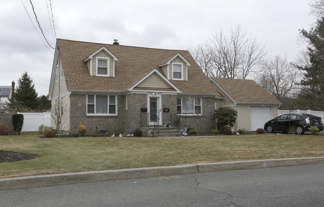 23 Park St in Kings Park, NY - Building Photo