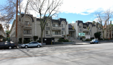 Bentley Court Apartments in Van Nuys, CA - Building Photo - Building Photo