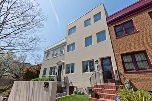 519 16th St SE, Unit Apt 2 in Washington, DC - Building Photo